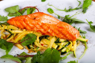 Sebze ve salatalı ızgara somon.