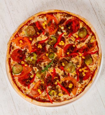 Kıyma ve domatesli pizza.