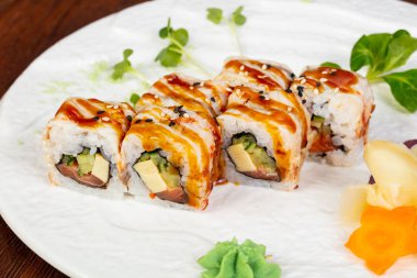 Yılan balığı ve karides ile Japon rulo