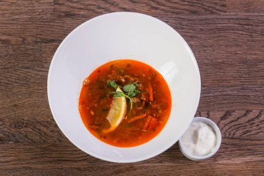 Limon ve krema ile Solyanka çorbası