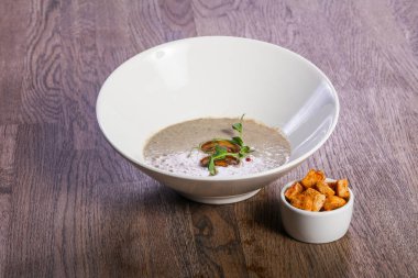 Ekmek arası mantar kremalı çorba.