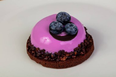 Böğürtlenli ve kremalı kek