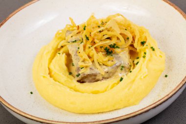 Patates püresi ve kızarmış soğan ile karaciğer