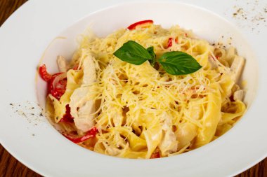 Fesleğen yaprakları tagliatelle makarna Tavuk ile hizmet