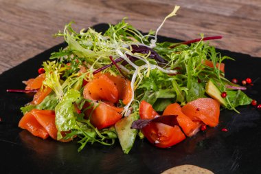 Somon ve fındık soslu avakado salatası