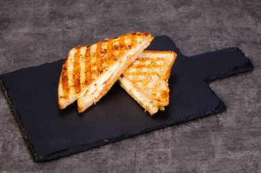 Somon ve peynirli sandviç.