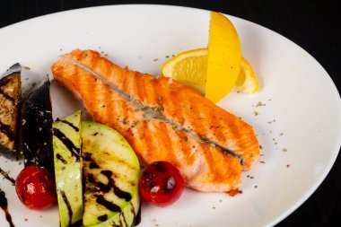 Sebzeli ızgara somon bifteği