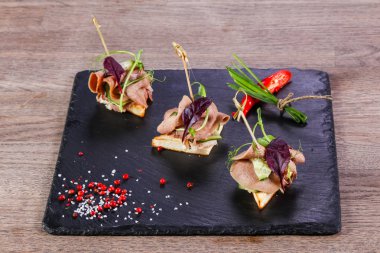 Yeşil soğan sığır eti kanepe hizmet