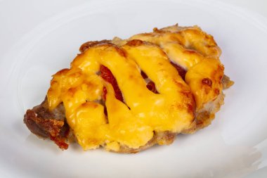 Peynir soslu kızarmış domuz eti