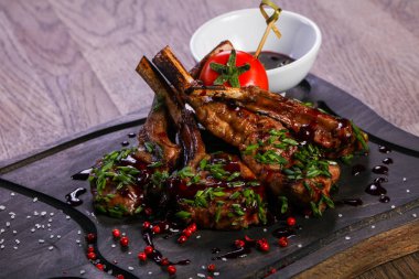 Soslu kuzu kaburga kavrulmuş