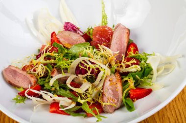 Kavrulmuş ton balıklı salata sebze ile