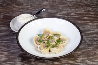 Ekşi kremalı lezzetli ev yapımı hamur tatlısı.