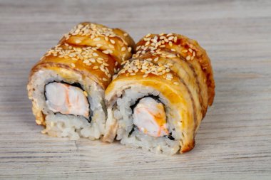 Yılan balığı ile Japon geleneksel rulo