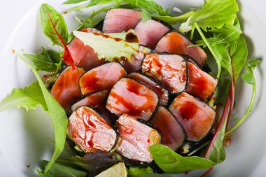 Ton balığı salatası kireç ve otlar