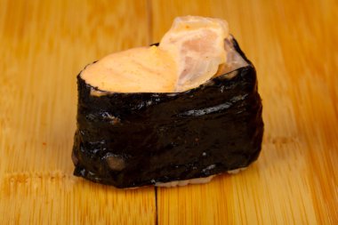 Lezzetli baharatlı tarak suşi roll