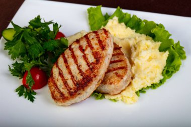 Izgara domuz pirzola patates püresi ile