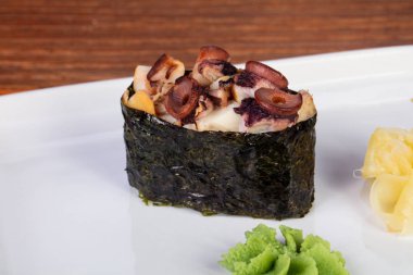 Japon Suşi gunkan ahtapot ile