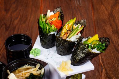 Miso çorbası ve deniz ürünleri ile Japon Temaki ayarla