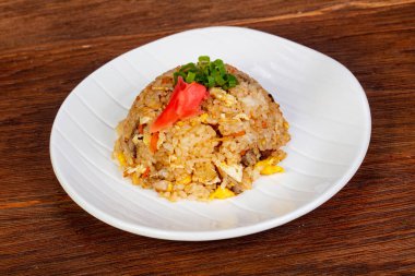 Fry pilav tavuk ve sebze ile karıştırın