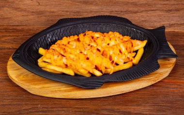 Somon kızarmış patates ve sos ile