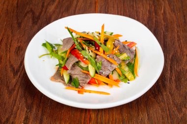 Sığır eti ve fındık ile Vietnam salata