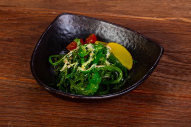 Susam ve sos chukka salatası