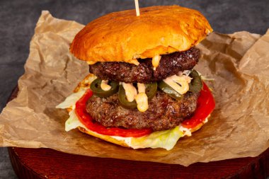 Etli ve peynirli hamburger.