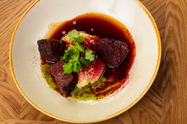 Kızarmış biftek yanak sos ile