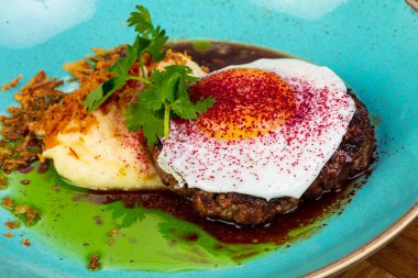 Yumurta ve patates ezdim kızarmış biftek