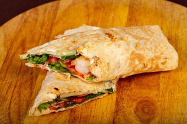 Tortilla karides ve sebze ile şal