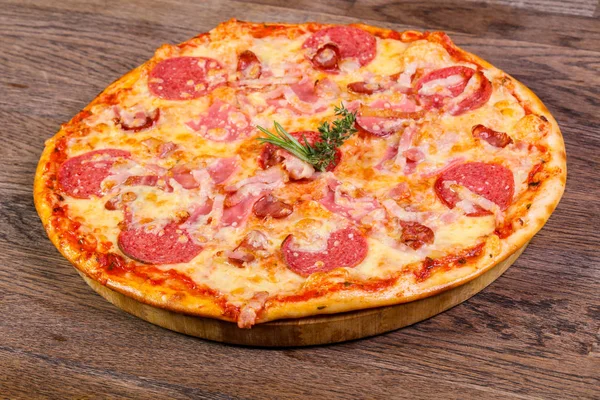 Pizza Con Prosciutto Salsicce — Foto Stock