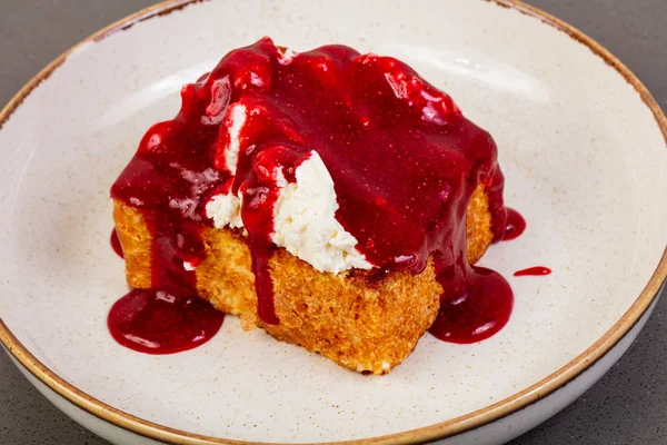 Börek ricotta ve reçel ile