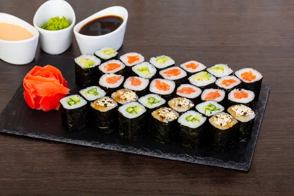 Sushi Lezat Dengan Alpukat Mentimun Dan Isian Ikan Asin — Stok Foto