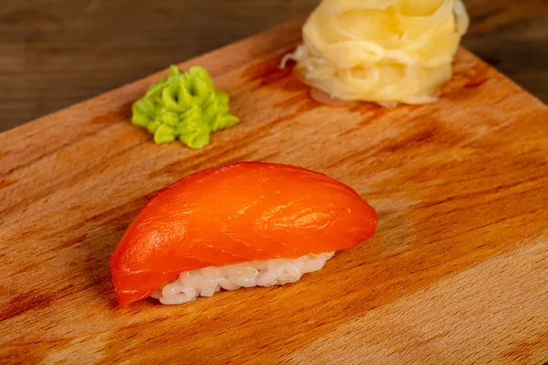 Geleneksel Japon Suşi somon ile