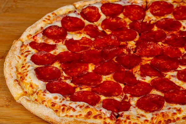 Pizza Pepperoni Con Salchichas Salami — Foto de Stock