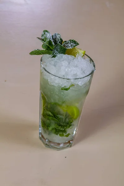 Mojito Mit Limette Und Minze — Stockfoto