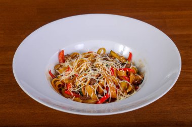 Sığır eti ve parmesan peynirli makarna