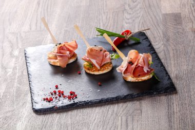 Bruschetta hamon ve sos ile