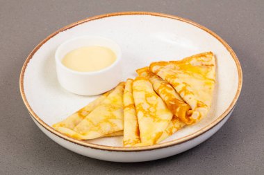 Kabın içinde yoğunlaştırılmış süt ile Pancakes