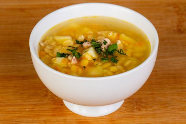 Bezelye çorbası et ve maydanoz ile