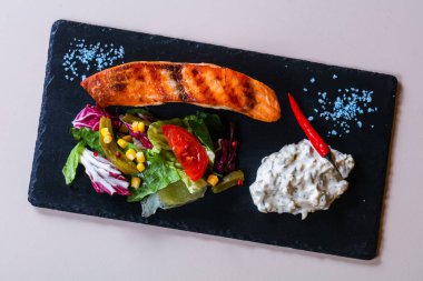 Soslu ızgara somon bifteği.