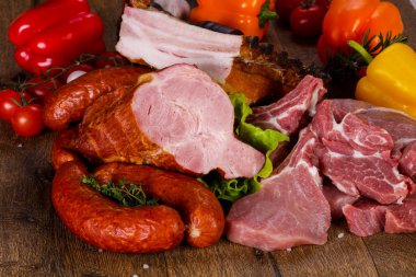 Ham ve füme etin üzerine ahşap