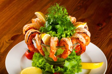 Karides kokteyl limon ve otlar ile