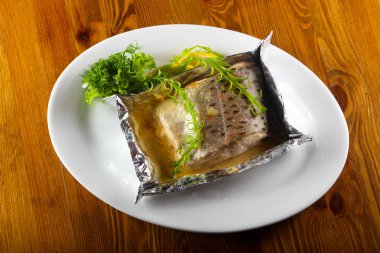 Otlar ile haşlanmış somon