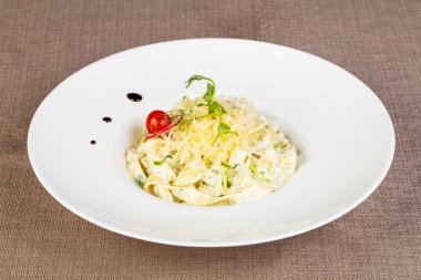 Makarna peynir sos ve fesleğen ile