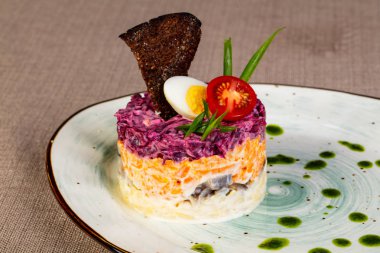 Geleneksel Rus ringa balığı ve pancar salatası