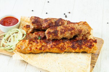 Şiş kebeb mix tabak sos ve soğan ile