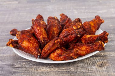 Barbekü kanat baharatlı sos ile