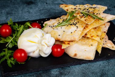 Genç burrata peynir focaccia ekmek ile