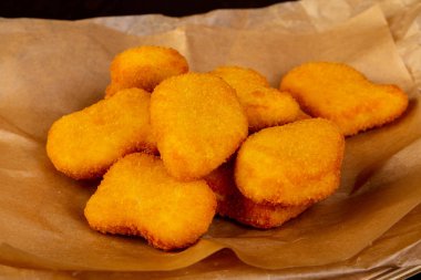 Altın tavuk kızarmış nuggets yığın